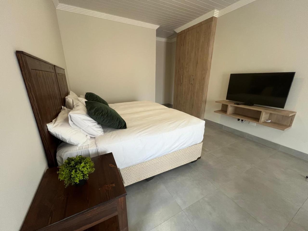 Camelot Guest House & Apartments Potchefstroom Exterior photo