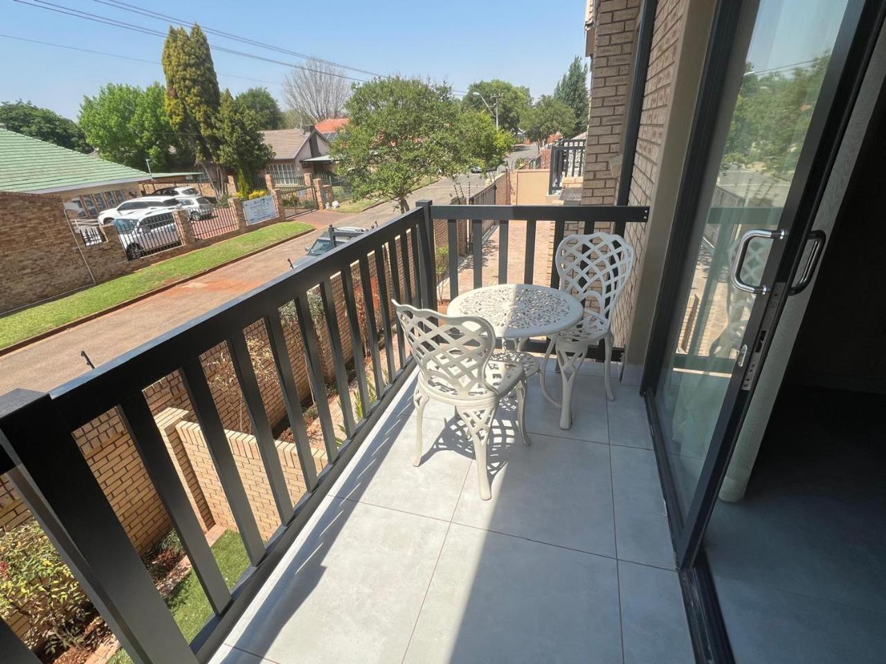 Camelot Guest House & Apartments Potchefstroom Exterior photo