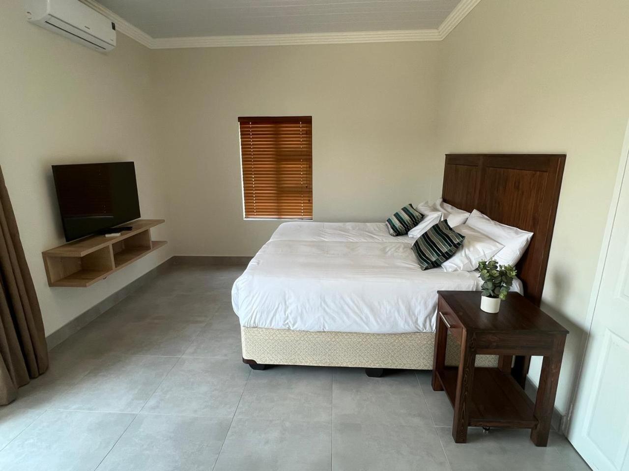 Camelot Guest House & Apartments Potchefstroom Exterior photo